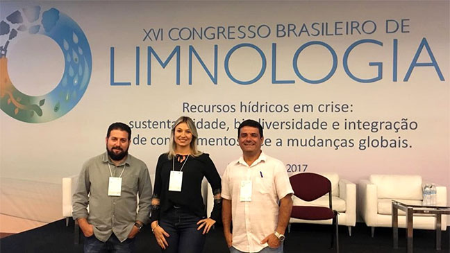 Responsáveis pelo Programa de Monitoramento Limnológico da hidrelétrica, os biólogos Kaio Ribeiro, Karina Santana e Dario Pires participam do 16º Congresso Brasileiro de Limnologia, no Rio de Janeiro.