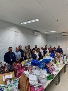 Ação dos integrantes da Santo Antônio Energia entrega mais de 420 presentes neste Natal